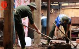 Hành động đẹp sau trận giông lốc làm người dân xúc động